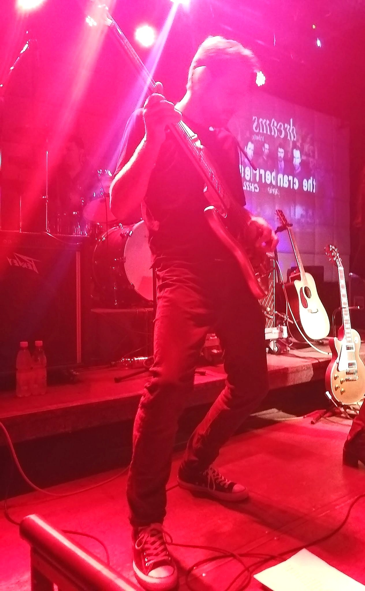Oscar Fertilio Galecio tocando bajo en escenario